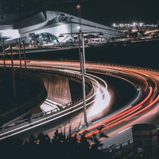 Les entreprises IT appelées à se mobiliser pour le développement durable. Vue d'une autoroute avec des lumières en rassemblant des câbles.