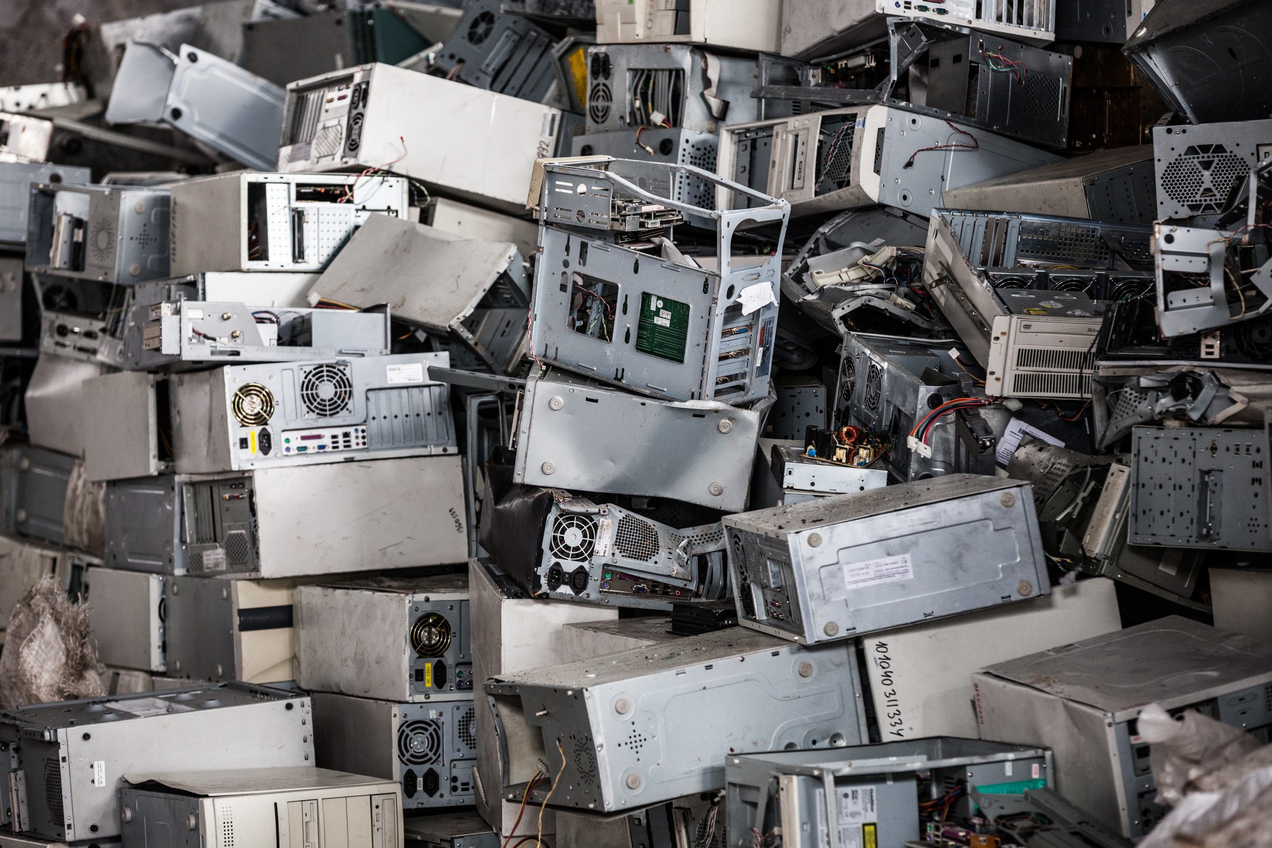 Image d'ordinateurs en vrac en attendant d'être recyclées ou réparées. Expertise financière et informatique, Evernex Capital solutions.