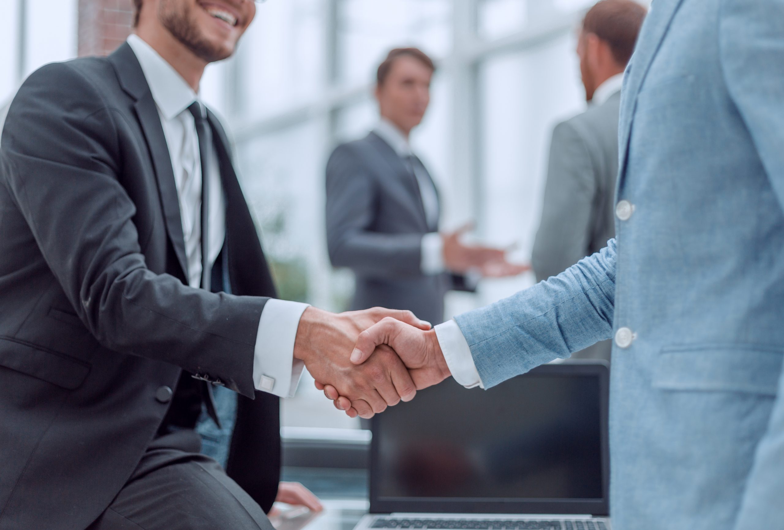 happy young businessman shaking hands with his business partner Fermer avec les mains une solution de financement clef en main est possible avec Evernex Capitale solution. Image d'heureux jeune homme d'affaires serrant la main de son partenaire commercial. notion de coopération