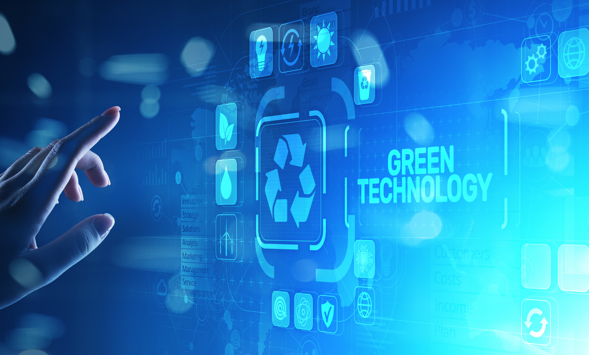 Concept de technologie verte. Une main fait semblant de la sélectionner. Choisir des équipements informatiques recyclés aide la planète. Evernex Captial Solutions offre des solutions de financement clef en main.
