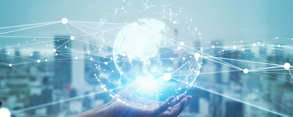 Sans titre (25) Une main en tenant la planète. Représentation du fait que le recyclage et rachat des produits informatiques aident la planète. Le recyclage d'actives informatiques aide aux planètes et au même temps aide à nous connecter tous.