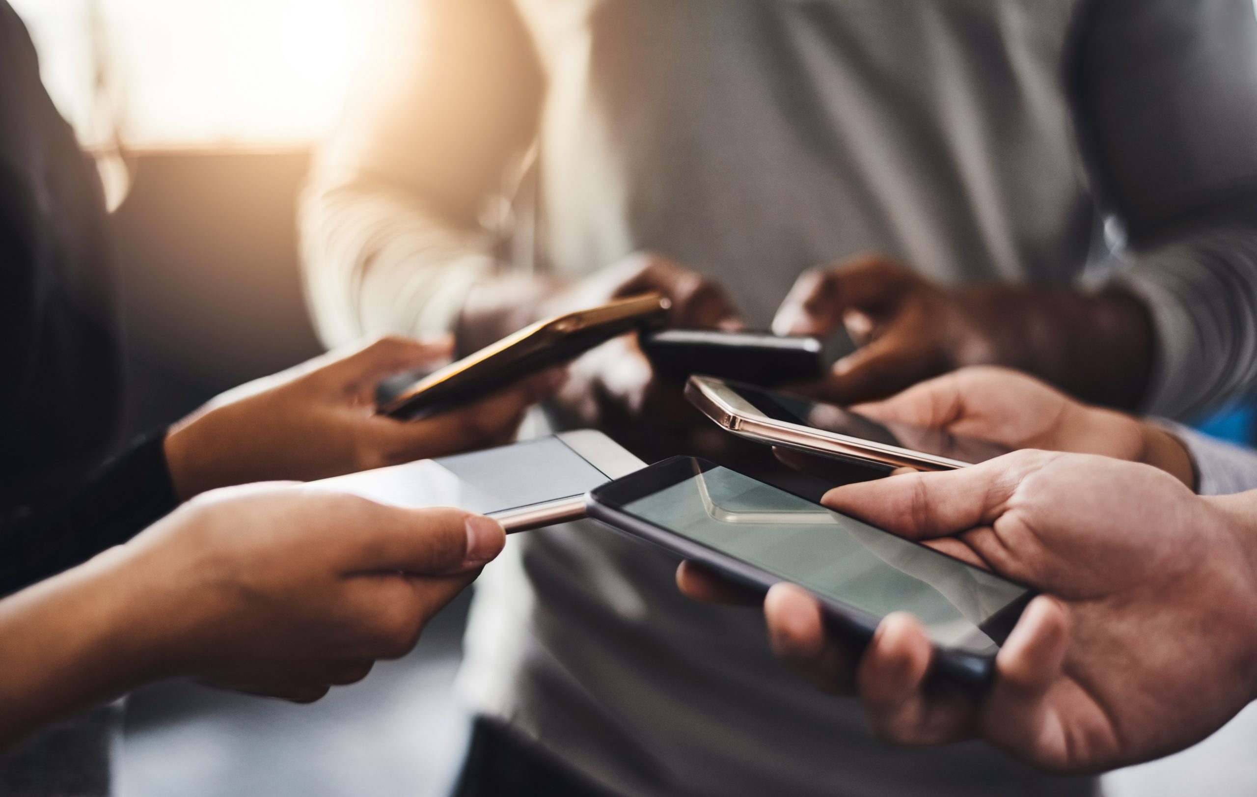 Connecting with a fitness buddy Theres an app for that. Shot of a group of unrecognizable people using their mobile phones together in the gym. Recyclage et rachat avec des solutions de financement clef en main